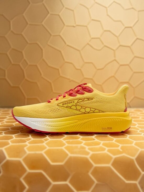 Brooks Ghost 17 x Disney Winnie the Pooh Mens Running Shoes Size 11 Honey Yellow